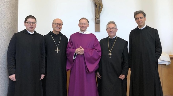 V. r.: Diakon P. Anselm Demattio mit Rektor P. Bernhard Eckerstorfer (re), Abt Ambros Ebhart, Abtprimas Gregory Polan und Frater Konrad Holzinger