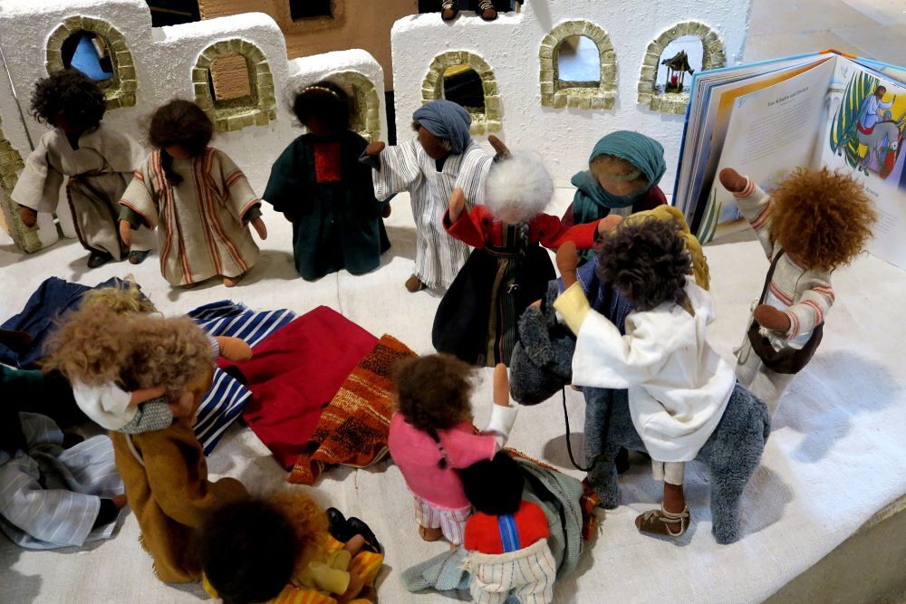 Mit Bibelfiguren wird der Einzug Jesu in Jerusalem dargestellt                          