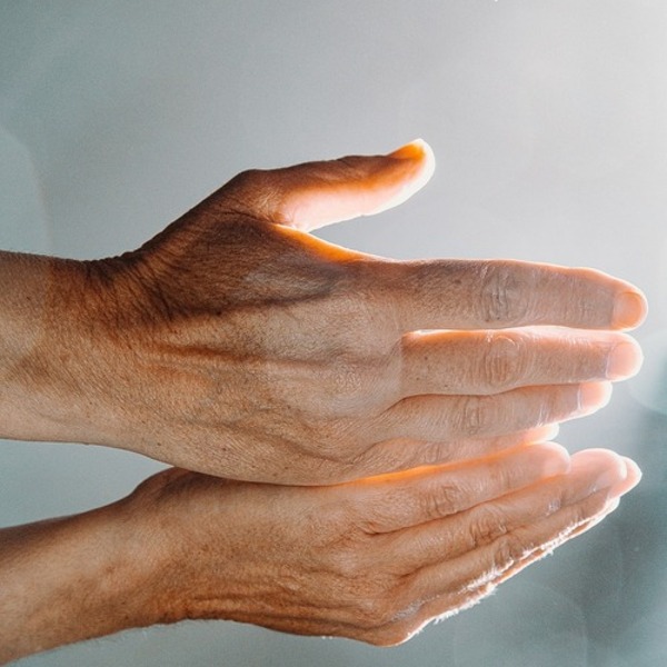 hands / cc0 pixabay_AveCalvar hands