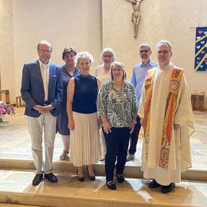 Seelsorgeteam v.l. Karl Wegerer, Angelika Merta, Gabriele Schlosser, Maria-Anna Grasböck, Claudia Goldgruber, Christian Dandl, Pfarrer Franz Asen
