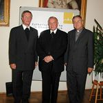 Amtsübergabe an den neuen Generalvikar Maximilian Mittendorfer. V. l.: Mittendorfer, Aichern, Ahammer. (2003)