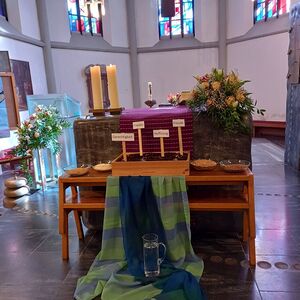 Beim Gottesdienst haben die kfb-Frauen das Thema 'Klimagerechtigkeit' bildlich aufbereitet. 
