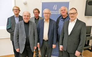 V. l.: Dr. Jonas Hagedorn, P. Alois Riedlsperger SJ, Univ.-Prof. Dr. Christian Spieß, Prof. em. DDr. Dr. h.c. Karl Gabriel, Prof. Dr. Matthias Möhring-Hesse, P. Dr. Bernhard Bürgler SJ. 