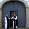 V. l.: Prior Johannes Mülleder und Abt Reinhold Dessl führten durch die Räumlichkeiten des Stiftes. © Diözese Linz