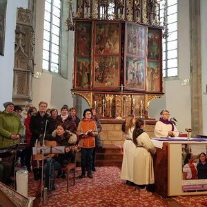 Die kfb Gampern gestaltete den Wortgottesdienst mit musikalischer Gestaltung und bot danach Suppe im Glas an. Danke an alle SpenderInnen für € 2.135,-- zu Gunsten der Aktion Familienfasttag.