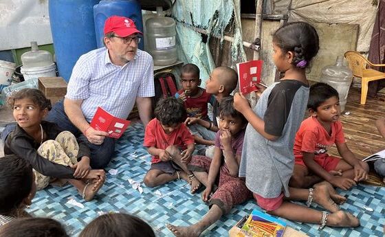 Jugend Eine Welt-Geschäftsführer Heiserer mit Kindern in Indien.