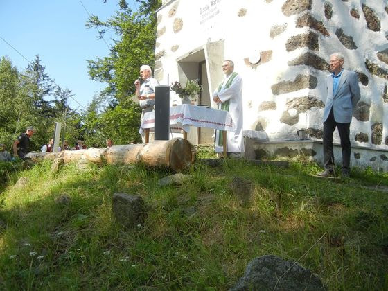 Organisator Hans Peter Haberfellner begrüßt die Mitfeiernden                           