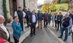 Bischofs Visitation Dekanat Bad Ischl, Wanderung der Visitatoren mit den Mitgliedern der Dekanat Bad Ischl in GosauBild: Begegnung in der Evangelische Pfarrkirche mit Pfarrerin Magª Esther ScheuchlFoto: Jack Haijes 