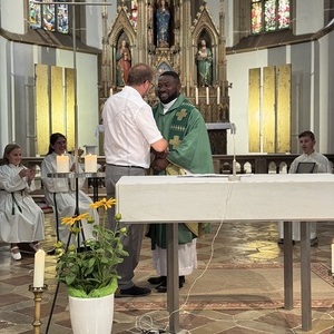 Neupriester mit überreichter Stola