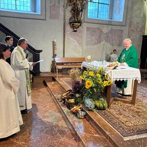 GV Lederhilger fragt Thomas Mazur im Auftrag des Bischofs nach der Bereitschaft, den Dienst zu übernehmen.
