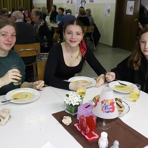 Mit Unterstützung der Firmlinge lud die kfb St. Marienkirchen heuer zum Suppenessen. 