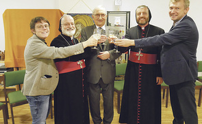 ICO-Obmann Slawomir Dadas (r.) und Generalsekreträrin Romana Kugler (l.) sowie die beiden syrisch-orthodoxen Bischöfe Metropolit Mor Philoxenos und Mor Polycarpus stoßen mit „Father Hans“ Hollerweger beim Jubiläumsfest an.