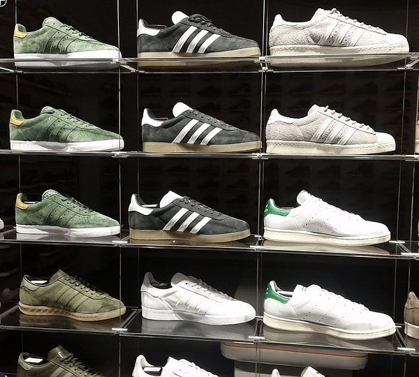 Schuhe im Kaufregal