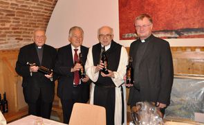 V. l.: Bischof em. Maximilian Aichern, Landeshauptmann Josef Pühringer, Jubilar Abt Marianus Hauseder und Bischof Manfred Scheuer.