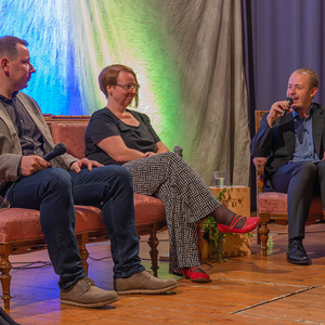 Dankefest im Pfarrsaal Kirchdorf an der Krems, Bild vlnr: scheidender Pfarrverwalter Günter Wolfinger, scheidende Pastoralassistentin Bernadette Hackl bei der Abschiedsfeier im Gespräch mit Jakob Haijes, PGR-Obmann