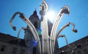 Pneuma Fountain im Prälatenhof des Stiftes Kremsmünster