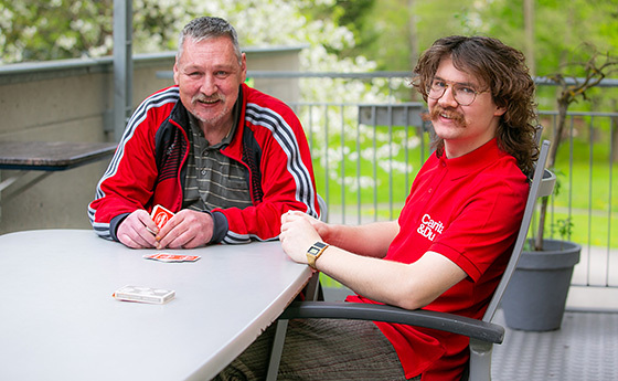 Als Informatiker nutzt Florian Kaufmann (20) aus Peuerbach den Zivildienst bei der Caritas, in eine andere Welt „hineinzuschnuppern“: Am invita-Standort in Engelhartszell ist er bei Menschen mit psychischen Beeinträchtigungen im Einsatz.