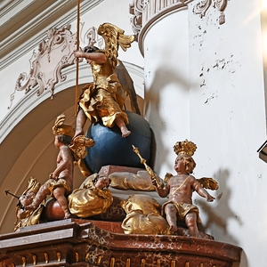 Kanzel: Kanzeldeckel mit Symbol für den Kontinent Erde