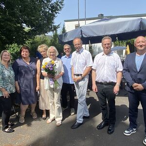  Seelsorgeteam v.l. Claudia Goldgruber, Angelika Merta, Gabriele Schlosser, Maria-Anna Grasböck, Christian Dandl, Karl Wegerer, Pfarrer Franz Asen, Verwaltungsvorstand Christian Forster-Gartlehner