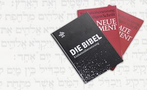 Zwei Generationen: Die Einheitsübersetzung von 1979/80 (rot) und eine Ausgabe der revidierten Fassung 2016 (schwarz).