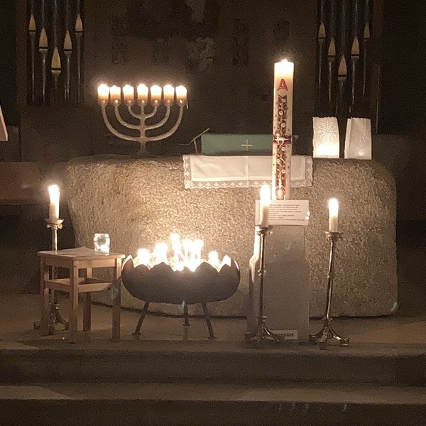 Nacht der 1000 Lichter / © Pfarre Schönering Kerzen im Altarraum