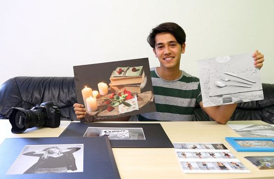 Stolz zeigt Mohammad Tabari einige seiner Bilder.