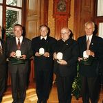 Goldenes Ehrenzeichen des Landes OÖ (v. l.): Pühringer, Mayr, Ahammer, Schicklberger, Wöckinger, Aichern.