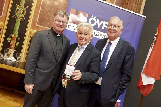 V. l.: Bischof Manfred Scheuer, LH a. D. Josef Pühringer und AKV-Präsident Helmut Kukacka. 