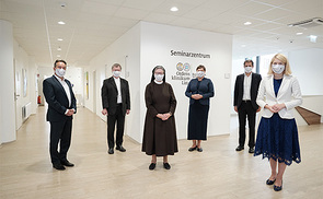  (v.r.n.l.): Mag.a Christine Haberlander, Dr. Michael Heinisch, Claudia Hahn, Generaloberin Sr. Barbara Lehner, Dr. Manfred Scheuer und MMag. Walter Kneidinger