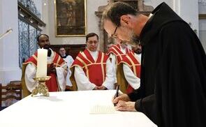 P. Christian Mayr unterzeichnet die Urkunde auf dem Altar.