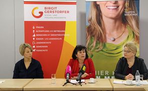 V. l.: Mag.a Barbara Lanzerstorfer-Holzner (Projektleiterin ElternTelefon), Sozial-Landesrätin Birgit Gerstorfer PMML und Mag.a Silvia Breitwieser (Leiterin TelefonSeelsorge OÖ – Notruf 142)