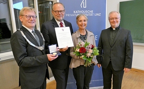 V. l.: Rektor Univ.-Prof. Dr. Christoph Niemand, Gen.-Dir. a.D. Dr. Josef Stockinger, Rosemarie Stockinger, Generalvikar Univ.-Prof. DDr. Lederhilger OPraem. 