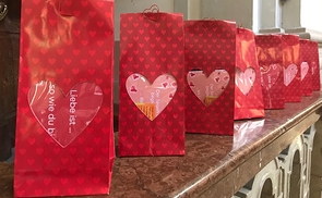 Die Paare bekommen auch ein kleines Geschenk zur Stärkung ihrer Beziehung mit nach Hause.