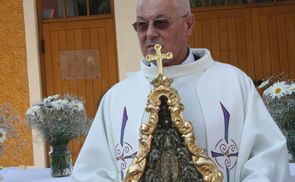 Abtpräses Christian Haidinger OSB mit der Bertholdreliquie