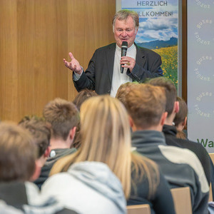 Bischof Manfred Scheuer besuchte die Landwirtschaftsschule in Schlierbach