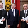Goldenes Verdienstzeichen des Landes OÖ an Wolfgang Kreuzhuber und P. Wolfgang Haudum OCist / © Land OÖ/Sabrina Liedl Goldenes Verdienstzeichen des Landes OÖ an Wolfgang Kreuzhuber und P. Wolfgang Haudum OCist