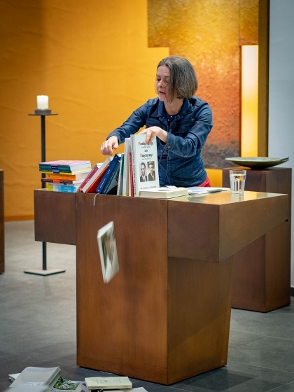 Eindrücklich veranschaulichte die Expertin Bettina Lipp das schrittweise Wegfallen der Erinnerungen wie Bücher aus einem Bücherregal