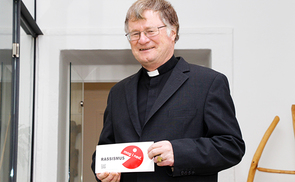 Bischof Manfred Scheuer zeigt: Rassismus? Mog i ned!